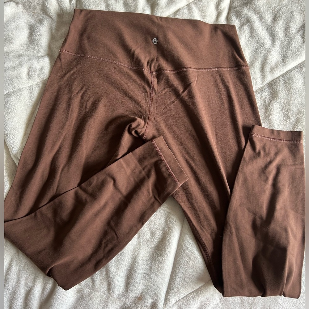 Lululemon aligns leggings